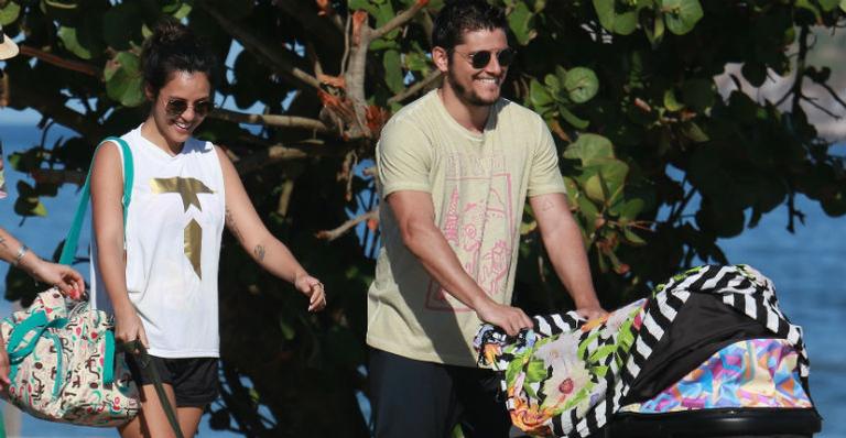 Yanna Lavigne e Bruno Gissoni passeiam com a filha, Madalena