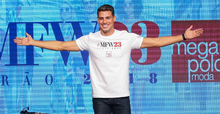 Cauã Reymond revive época de modelo em desfile