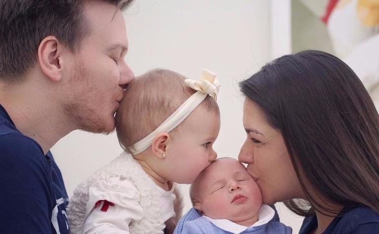 Thais Fersoza publica foto em família: “Estamos completos”