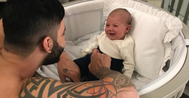 Gusttavo Lima encanta a web com foto do filho sorrindo