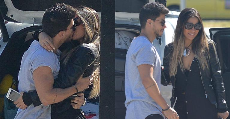 Mayra Cardi é recebida aos beijos por Arthur Aguiar no aeroporto
