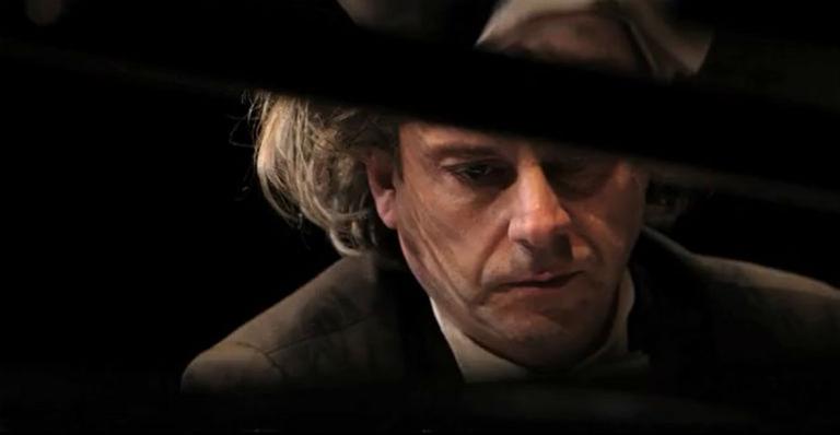 Alexandre Nero brilha na pele do pianista João Carlos Martins em ‘João, O Maestro’