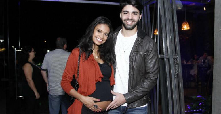Aline Dias exibe o barrigão da primeira gravidez