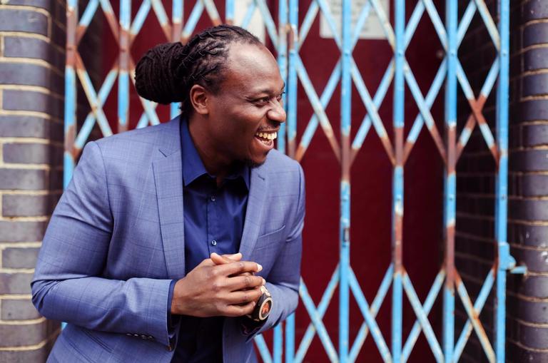 Femi Temowo, ex-guitarrista de Amy Winehouse, vem ao Brasil pela primeira vez