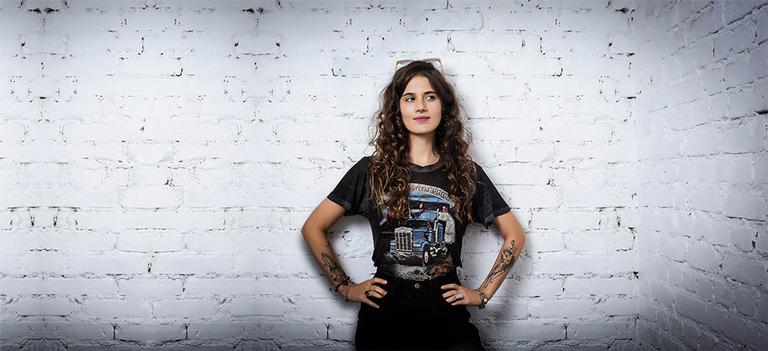 Ana Cañas usa da força feminina para lutar contra o assédio sexual