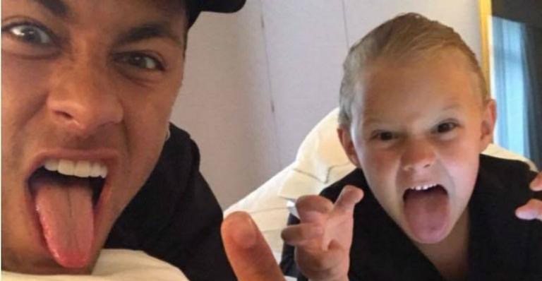 Neymar e o filho, Davi Lucca, aparecem cochilando juntos