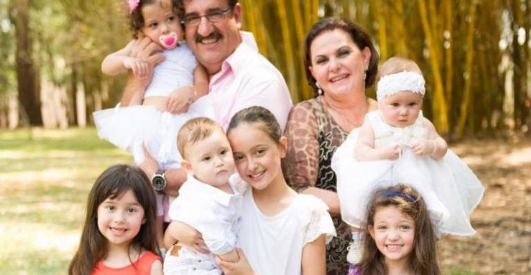Ratinho posa sorridente com esposa e netos: “Amor maior não há”