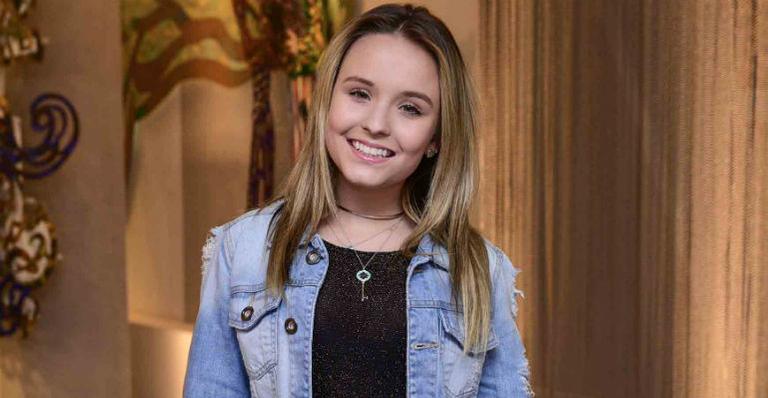 Larissa Manoela exibe novo visual em noite no teatro