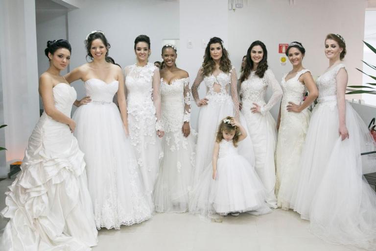 Carol Castelo Branco desfila ao lado da filha, Sophia, em evento de noiva