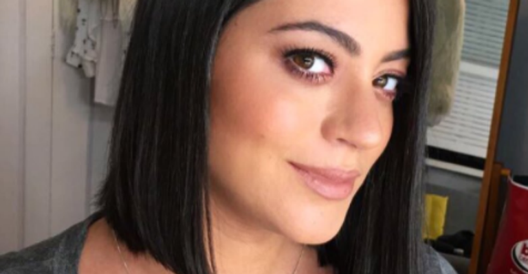 Fofura! Carol Castro mostra a filha recém-nascida sorrindo