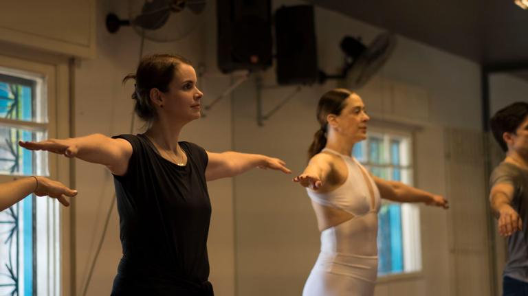 Claudia Raia realiza sonho de fã e faz aula de dança especial