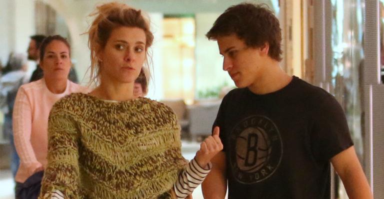 Carolina Dieckmann curte passeio no shopping com o filho mais velho, Davi