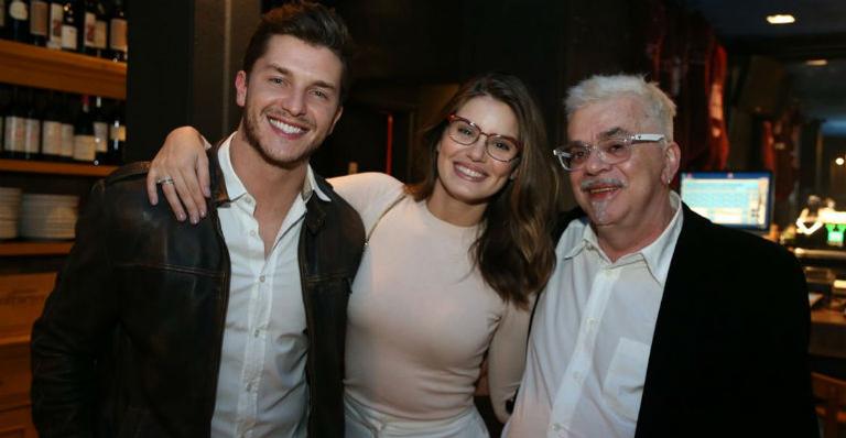 Klebber Toledo e Camila Queiroz curtem jantar com Walcyr Carrasco