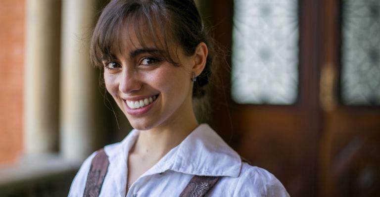 Sucesso em ‘Novo Mundo’, Isabella Dragão afirma: “Sinto que a cada dia preciso me renovar”