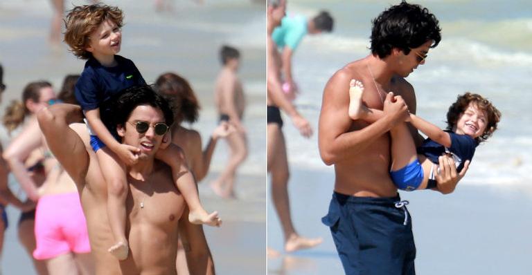 Tiozão! Rodrigo Simas curte dia de praia com o sobrinho