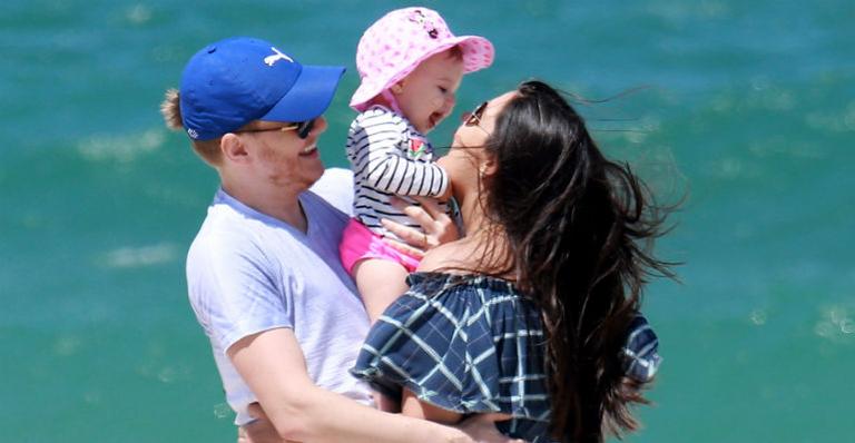 Thais Fersoza e Michel Teló curtem dia de praia com Melinda