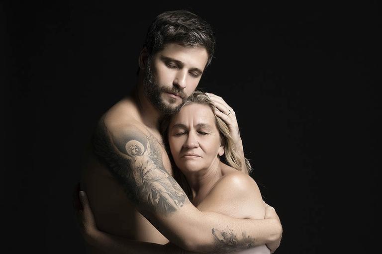 Exposição promove a igualdade com abraços entre celebridades e pessoas em situação de rua