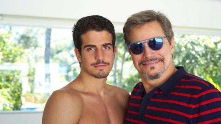 Enzo Celulari publica foto com o pai e brinca com a semelhança