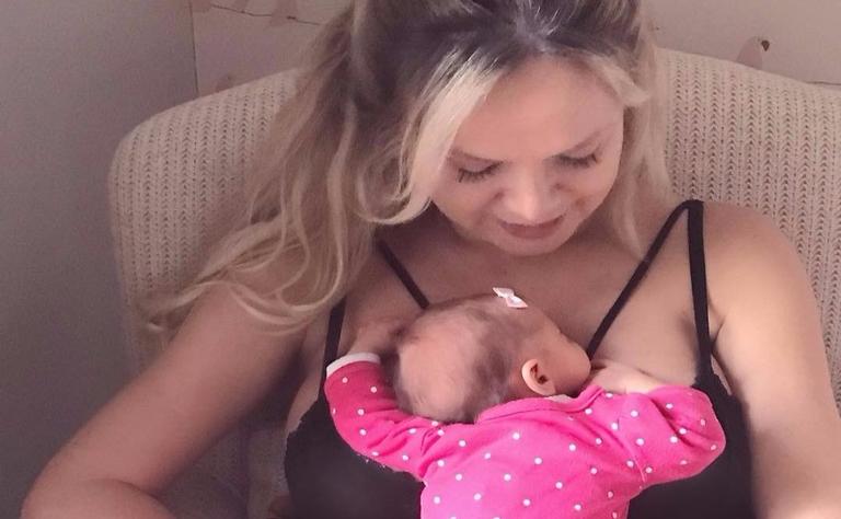 Eliana deixa touca usada pela filha após o nascimento no Santuário de Aparecida