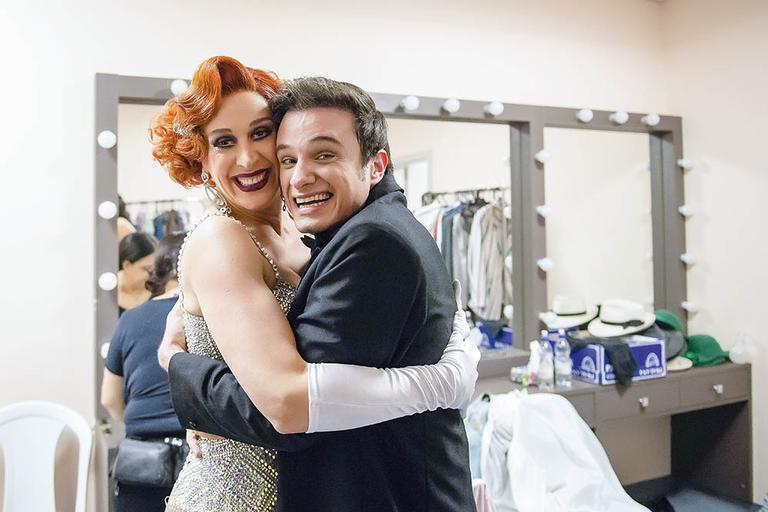 Do suor ao sangue: Confira bastidores do musical Cantando na Chuva