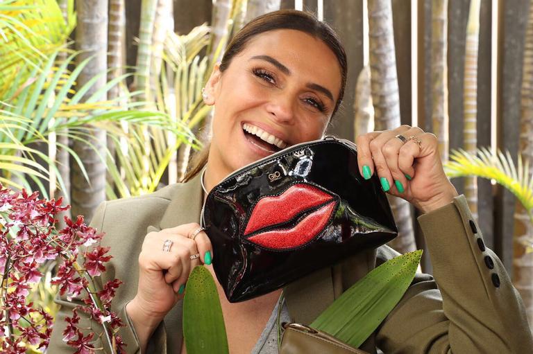 Giovanna Antonelli volta ao Brasil para lançar coleção de bolsas