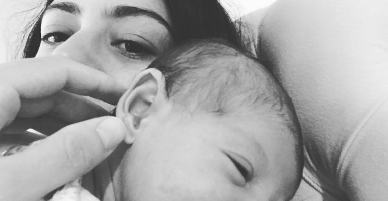 Carol Castro mostra a filha, Nina, de brincos e encanta a web