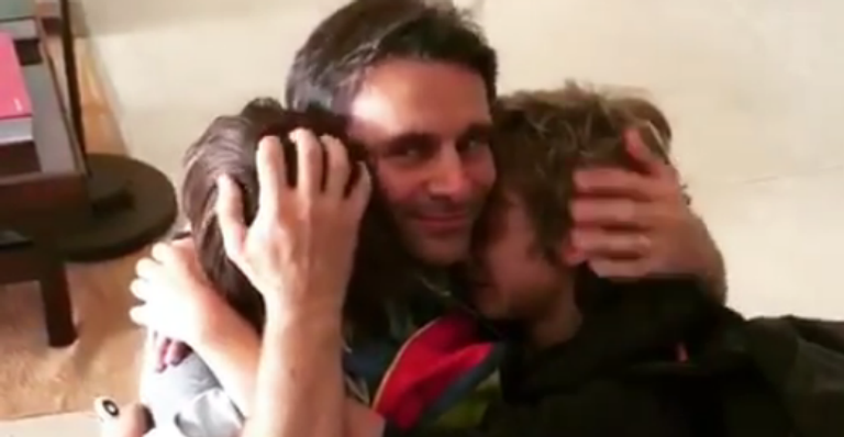 Murilo Rosa volta pra casa e os filhos caem no choro ao reencontrar o pai