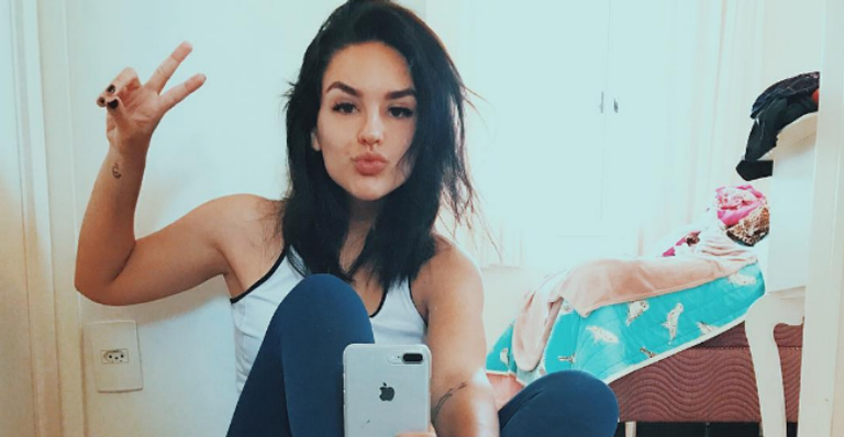 Kéfera Buchmann surge com visual platinado