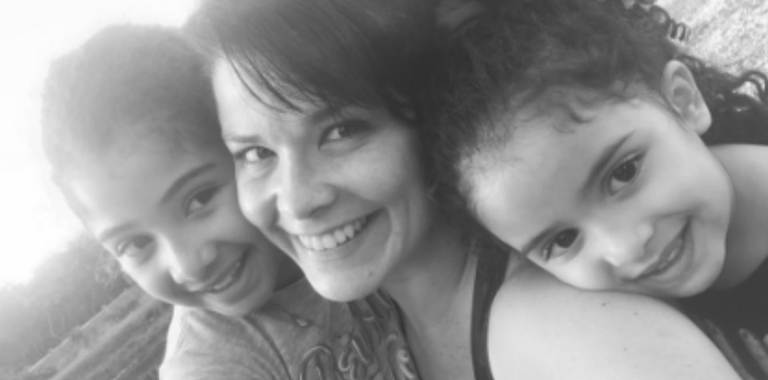Samara Felippo compartilha foto das filhas estimulando amor próprio