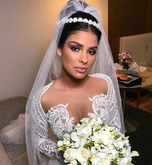 Vestido de noiva da ex-BBB Munik Nunes chama atenção com efeito bordado no corpo