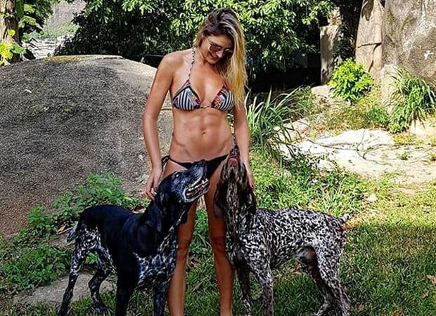 Rafa Brites exibe boa forma de biquíni