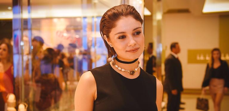 Sophie Charlotte rouba a cena em evento com look total black e wet hair