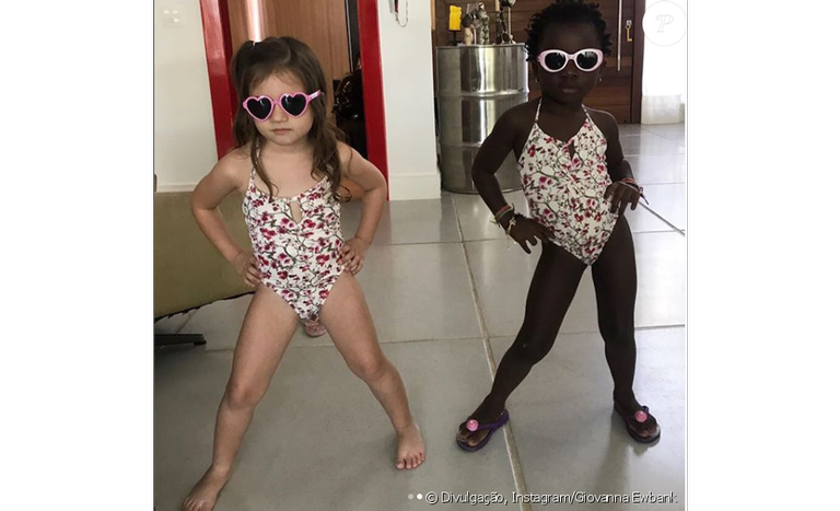 Titi, filha de Giovanna Ewbank e Bruno Gagliasso, esbanja estilo com amiga em foto