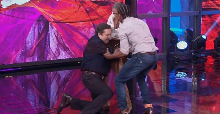 Adriane Galisteu pede desculpas a Faustão, após derrubá-lo ao vivo