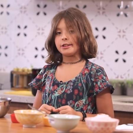 Flor, filha de Bela Gil, segue os passos da mãe e ensina receita de cookie vegano