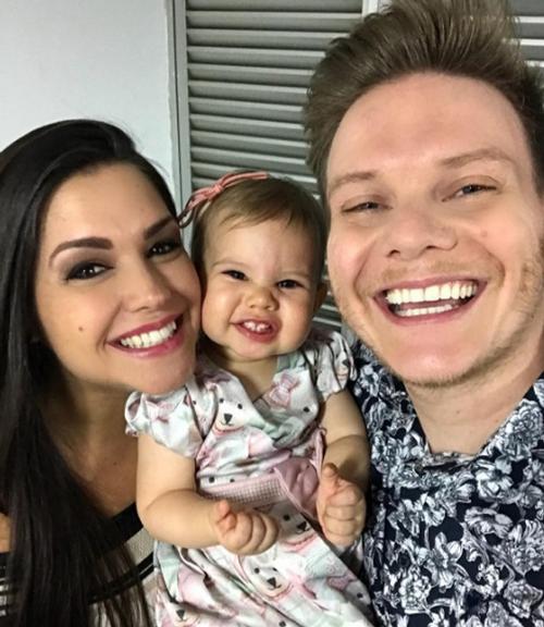 Melinda, filha de Michel Teló com Thais Fersoza, aparece sorridente em foto