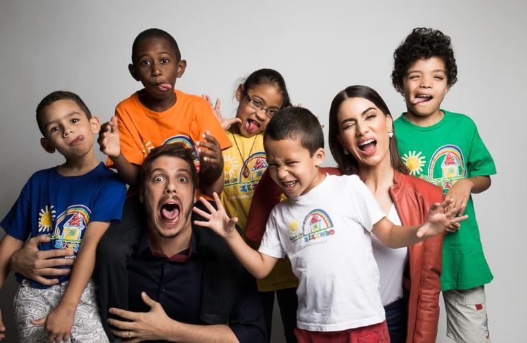 Fabio Porchat e Camila Coelho participam de campanha beneficente