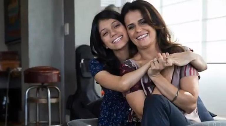 Apresentadora Adriana Araújo se emociona ao falar da filha que superou 10 cirurgias