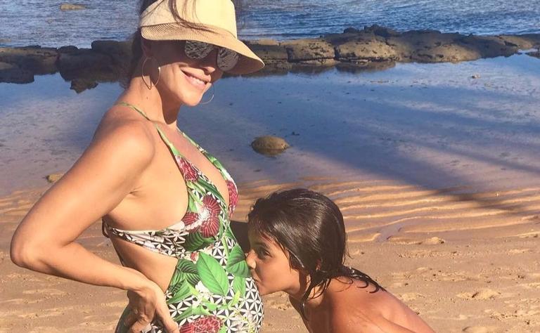 Grávida, Ivete Sangalo recebe carinho do filho, Marcelo: “Mamãe vai explodir de amor”