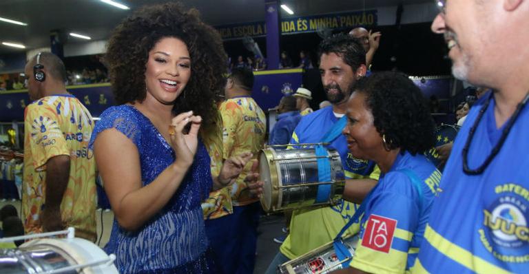 Juliana Alves é alvo de comentários maldosos após participar de evento em uma escola de samba