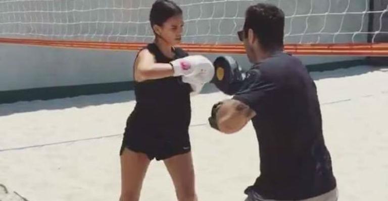 Bruna Marquezine mostra habilidade em seu treino de luta