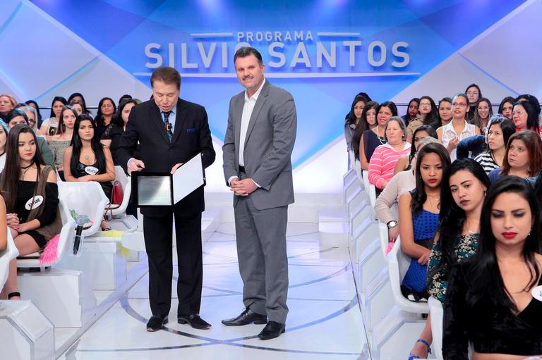 Silvio Santos recebe homenagem no seu programa