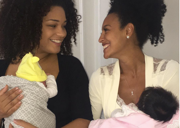 Juliana Alves e Sheron Menezzes posam com os filhos