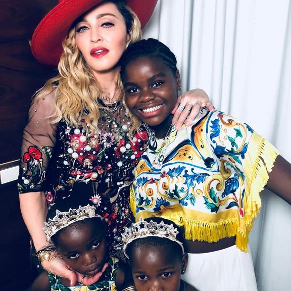 Madonna se ajoelha para Caetano Veloso no Brasil