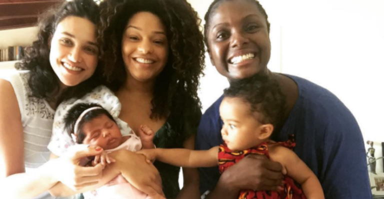 Juliana Alves recebe a visita das amigas Débora Nascimento e Adriana Alves