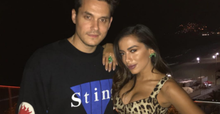 Anitta e John Mayer posam juntos em evento fashion no Rio de Janeiro