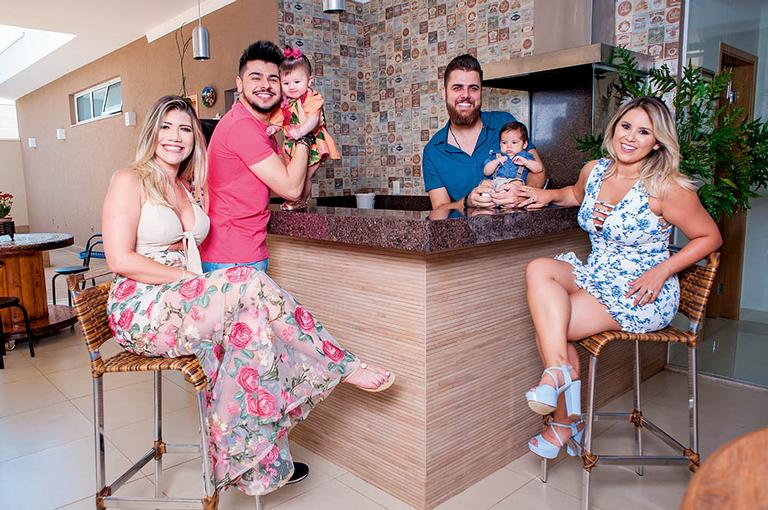 Zé Neto e Cristiano apresentam suas famílias