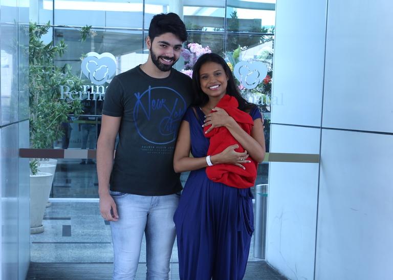 Junto do namorado, Aline Dias deixa a maternidade com o filho do casal, Bernardo