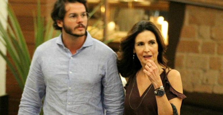 Fátima Bernardes circula com seu novo namorado