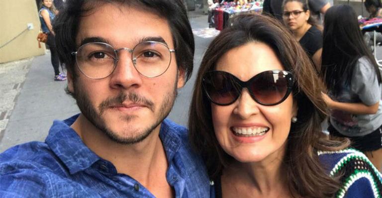 Fátima Bernardes posa ao lado do novo namorado e se declara